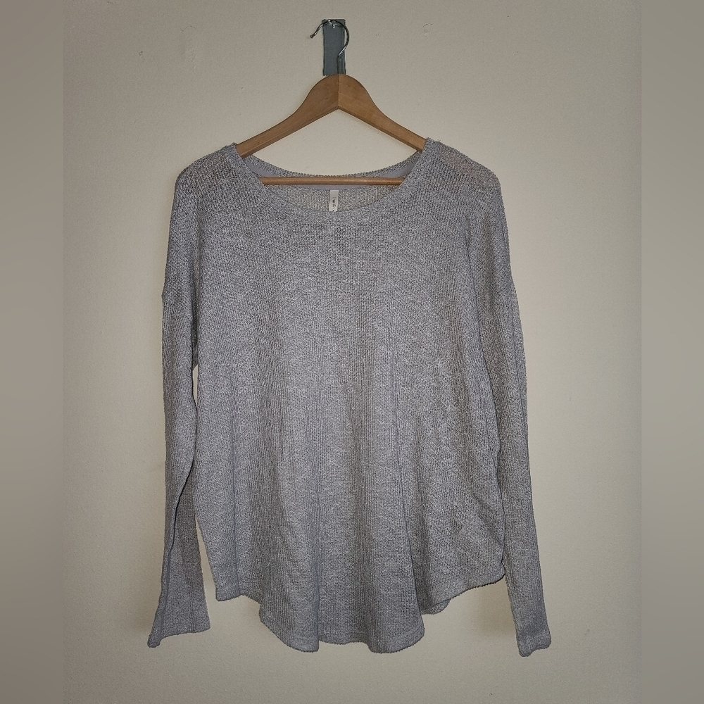 Aritzia grey light knit grey sweater size medium